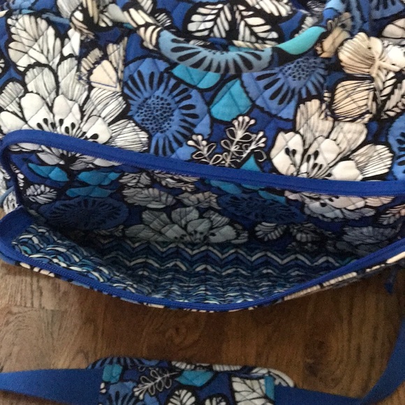 Vera Bradley weekend bag, duffel bag, travel bag🗺 - Picture 4 of 8